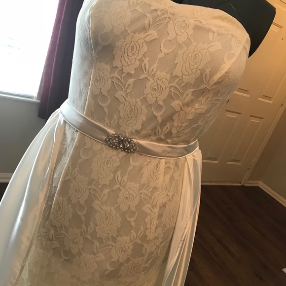 Ivory lace wedding dress with detachable train - Picture 3 of 3